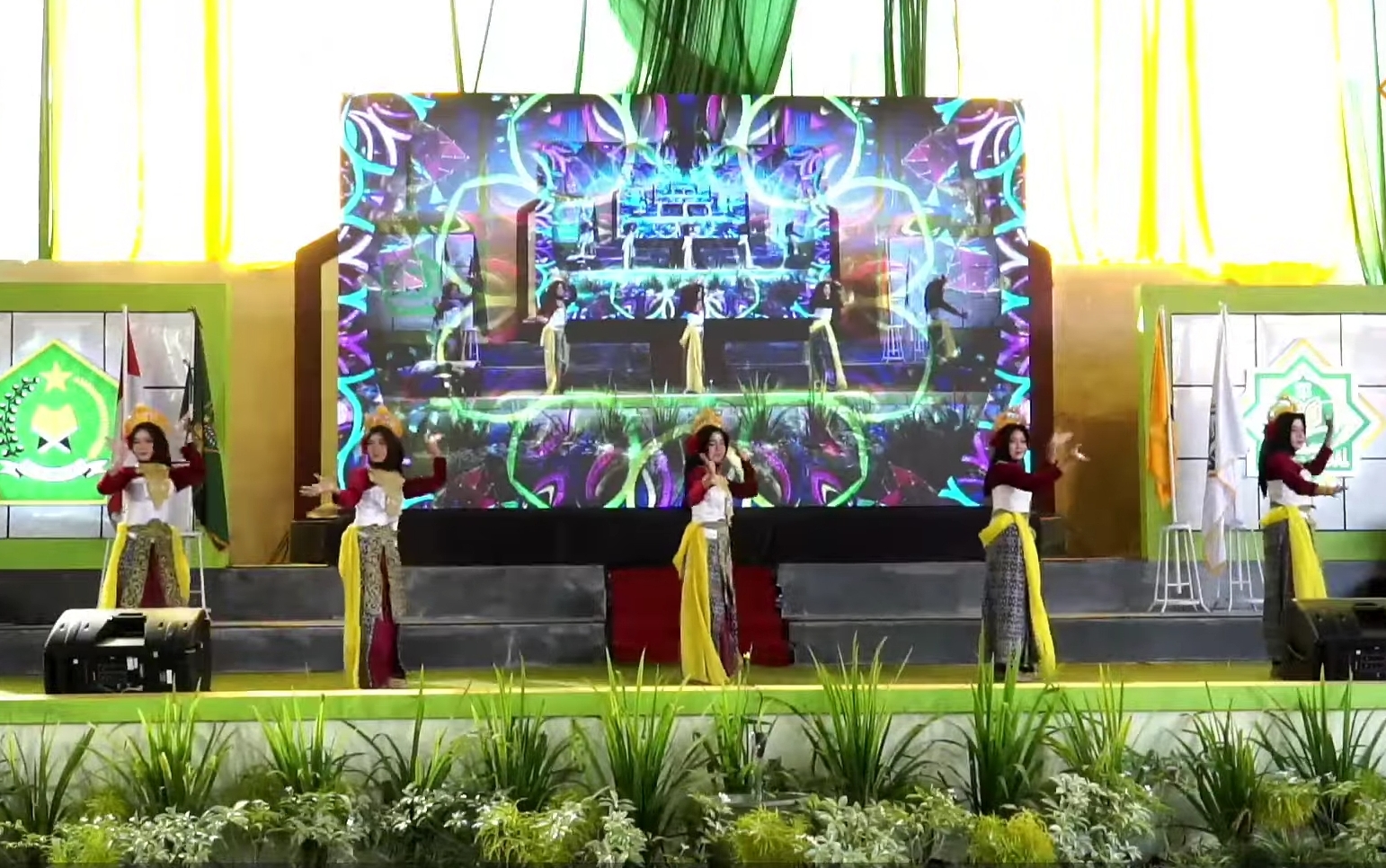 Tari Sorote Lintang dan Ratoh Jaroe Meriahkan Acara Pentas Seni dan Pelepasan Siswa Kelas IX MTsN 1 Tegal