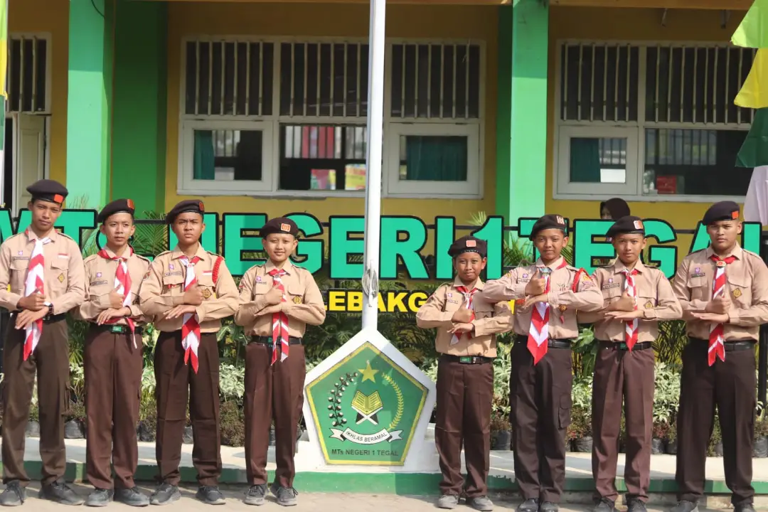 Upacara Hari Pramuka ke-65 di MTsN 1 Tegal Berlangsung Khidmat, Teguhkan Nilai Dasa Darma