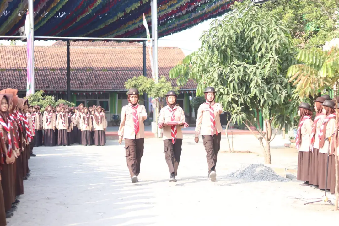 Meriahkan Hari Pramuka ke-65, Murid MTsN 1 Tegal Adu Keterampilan Pionering dan PBB