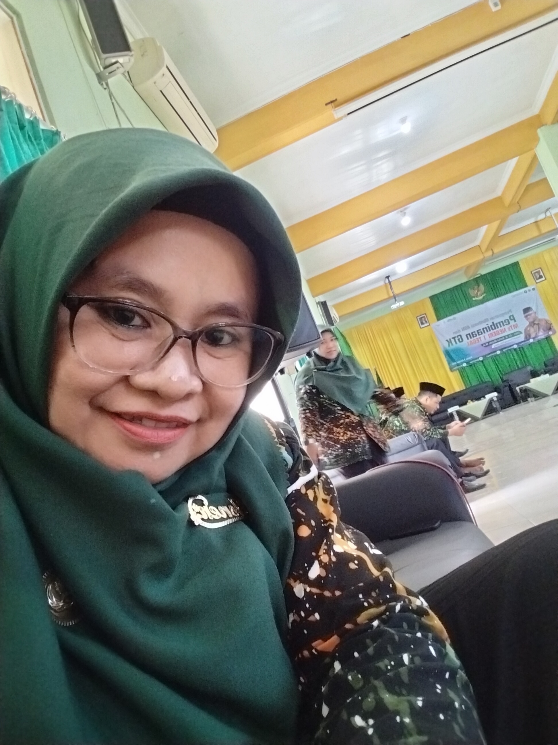Hj. ISNEN WIDIYANTI,M.Pd.